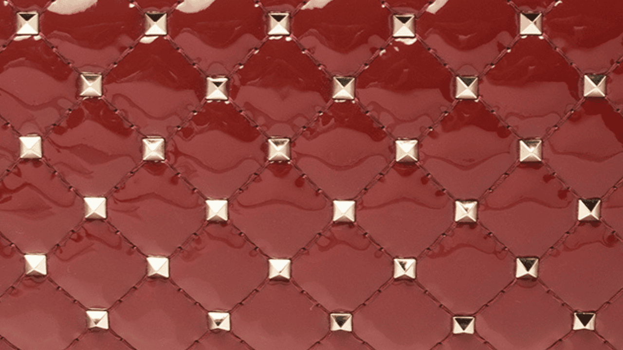 Express your individuality with the Valentino Garavani Rockstud Spike Bag