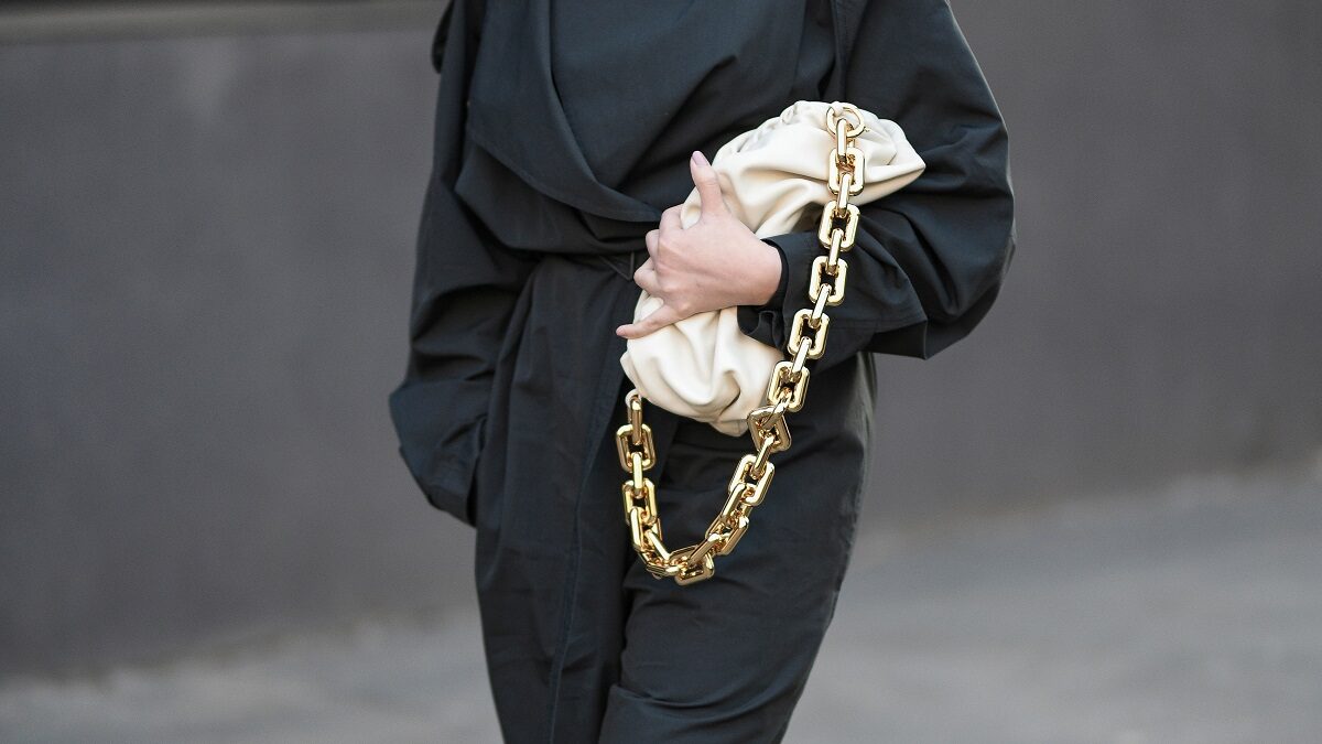 BOTTEGA VENETA THE CHAIN パデッド 19 パフィー 717237 shutterstock_1671691660-