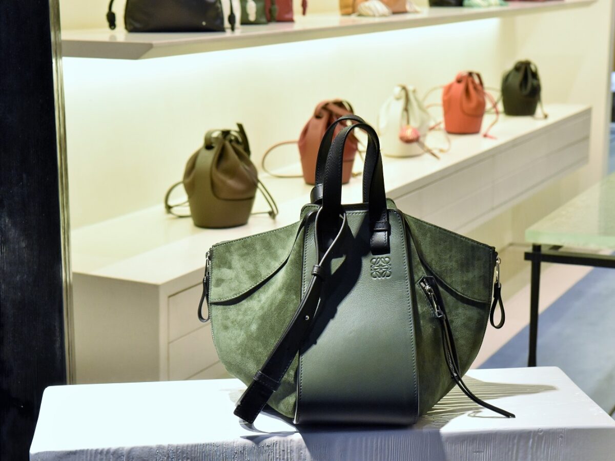 【コーデを可愛く引き締める♪】LOEWE Hammock Slice Bag Hammock Slice bag in shiny calfskin Red - LOEWE